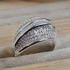 ANILLO PLATA ITALIANA ONDAS CON PAVEE CUBICS CENTRAL K7219 en internet