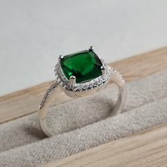 ANILLO PLATA Y PERIDOTO COLOR ESMERALDA Y CUBICS COD K7233