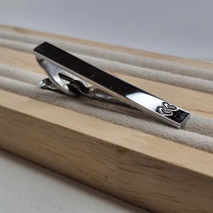 TRABA CORBATA DE ACERO CON DOS CORAZONES en internet