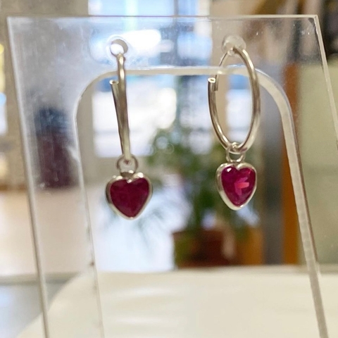 PAR DE AROS PLATA ARGOLLAS CON CORAZON PIEDRA ROJA