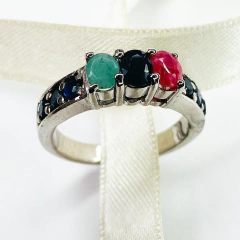 ANILLO TAILANDIA PLATA Y RAIZ DE ESMERALDA, RUBI Y AZABACHE 9997 - comprar online