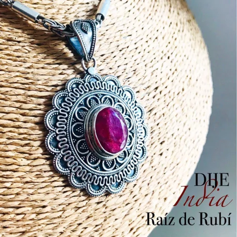 DIJE INDIA ,LABRADO CON RAIZ DE RUBI OVAL 9020