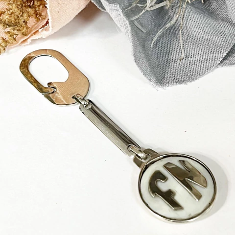 LLAVERO ALPACA Y NACAR CON INICIALES Y FONDO