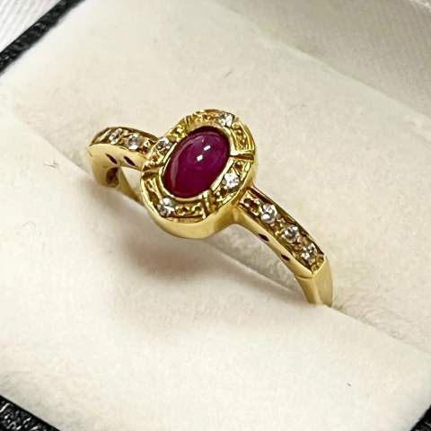 ANILLO ESTILO ROSETA RUBI CABUJON Y CUBICS ORO 18K SK938