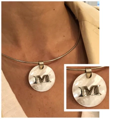 CONJUNTO PROMOCION COLLAR RIGIDO Y MEDALLA INICIAL EN NACAR J572/J999