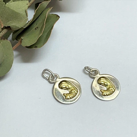 MEDALLA MINI VIRGEN NINA PLATA Y ORO 18 K1529