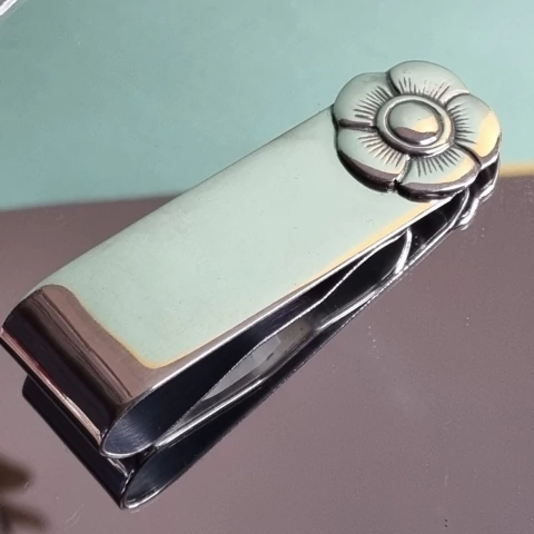 SUJETADOR DE BILLETES EN ALPA BAÑADO EN PLATA FLOR PAMPA COD: 6377