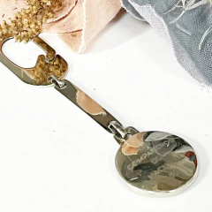 LLAVERO ALPACA Y NACAR CON INICIALES Y FONDO - comprar online