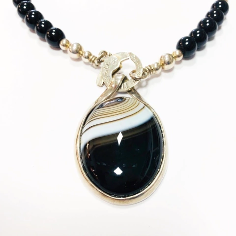 DIJE PLATA Y ONIX BETEADO OVAL J607