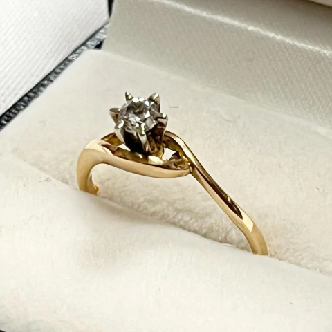 ANILLO SOLITARIO EN ORO CON DIAMANTE TALLA BRILLANTE ENGARZADO EN ORO BLANCO SK937