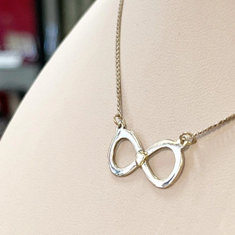 CADENA Y DIJE INFINITO PLATA Y DETALLE CORAZON EN ORO