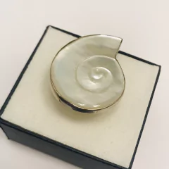 ANILLO PLATA Y NACAR TALLADO FORMA CARACOL 6019