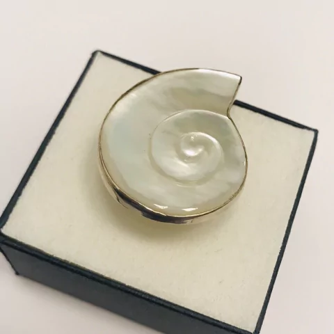 ANILLO PLATA Y NACAR TALLADO FORMA CARACOL 6019