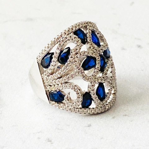 IMPORTANTE ANILLO CUBICS Y ZAFIROS 4240 en internet