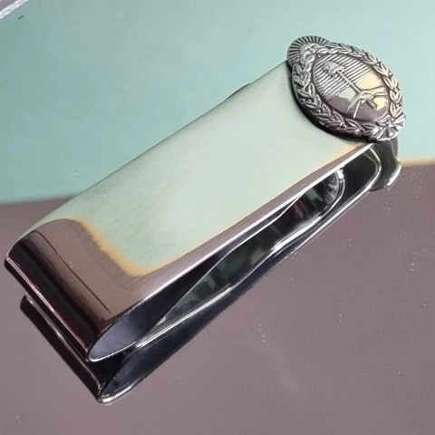 SUJETADOR DE BILLETES EN ALPACA BAÑADO EN PLATA ESCUDO NACIONAL COD: 6380