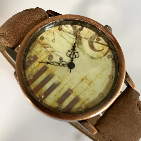 RELOJ MUSICA CORREA DE CUERO MARRON DQ1210