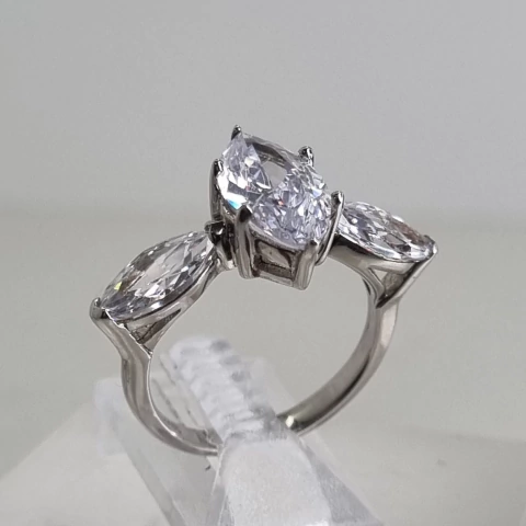 ANILLO PLATA Y CUBIC CENTRAL EN FORMA NAVETTE ALMENDRA COD 4707