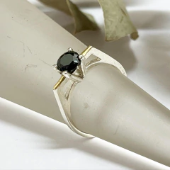 ANILLO SOLITARIO PLATA ORO Y ONIX NEGRO K1874 en internet