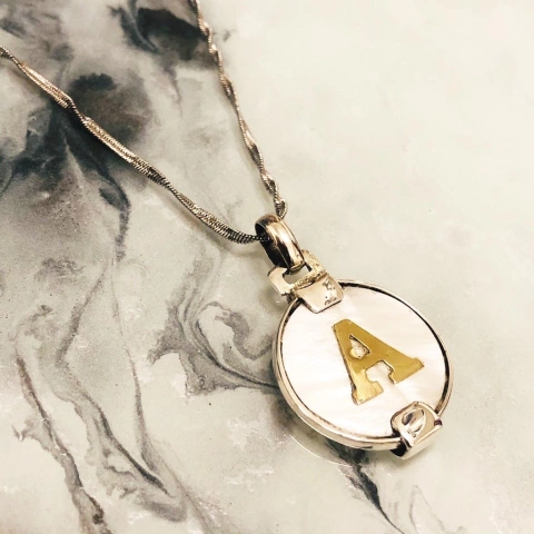 MEDALLA PLATA Y NACAR CON INICIAL EN ORO 9631