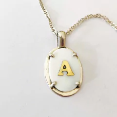 MEDALLA PLATA Y NACAR con letra oro 18 k 9494