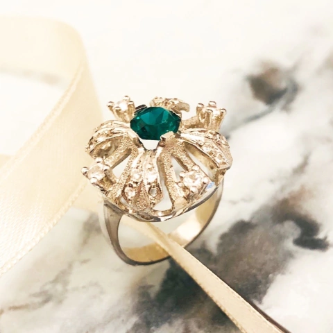 ANILLO AÑOS 60 ROSETA ESMERALDA Y ZAFIROS BLANCOS 5643