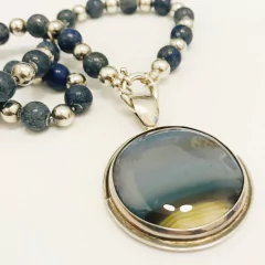 COLLAR LAPISLÁZULI Y PLATA CON MARINERO J635 - DEBERNARDI - Joyeria Debernardi