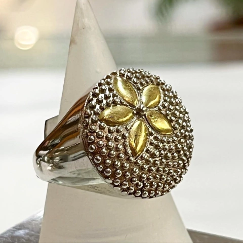 IMPORTANTE ANILLO PLATA MARTELE CON FLOR EN ORO K1056