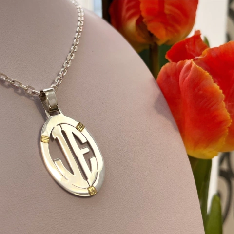 MEDALLA OVAL CON INICIALES / LETRAS Y DETALLE ORO LETRAS 9651