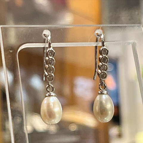 AROS COLGANTES PERLAS GOTA CON PLATA Y CUBICS