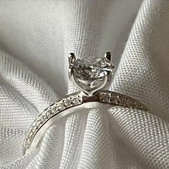 IMPORTANTE ANILLO SOLITARIO PLATA Y CUBICS sk735
