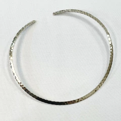 COLLAR RIGIDO PLATA MARTELE CINTA SK989