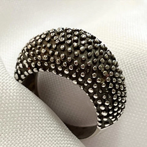 ANILLO CABUJON PLATA MACIZO EMPAVONADO CON DETALLES DE MICROBOLITAS SK758