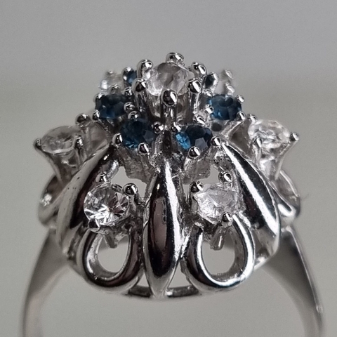 ANILLO ANIGUO DE PLATA RODINADA Y ZAFIROS AZULES 5642