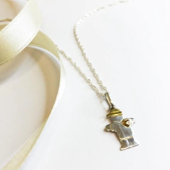 Colgante plata y oro nene con gorra chico