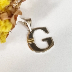 COLGANTE DIJE LETRA G EN PLATA Y ORO COMBINDA K1717