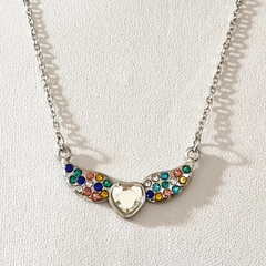 CADENA COLLAR ACERO ALAS Y CORAZON ARCOIRIS K2064 en internet