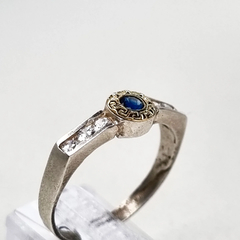 ANILLO PLATA Y ORO MODELO BVG MINI CON ZAFIRO AZUL K2326 - comprar online
