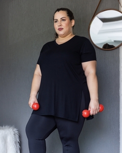 Camiseta Longline alongada Vestleg Feminina PLUS SIZE Preta GOLA V - Loja Tá na Click