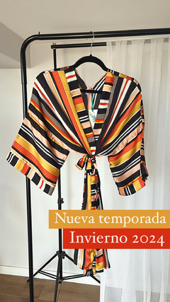 Kimono Corto de Seda Corte Clásico Negro Rayado Nueva Temporada Invierno 2024 - comprar online