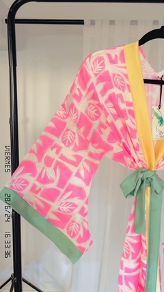 Kimono Corto con Mangas Japonesas de Seda Estampado Azteca Rosa Chicle en internet