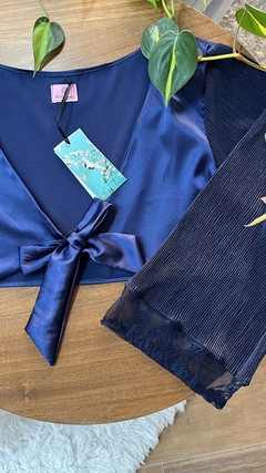 Blusa Corta con Nudo pupera y con Mangas Anchas Campana de Seda Azul Marino en internet