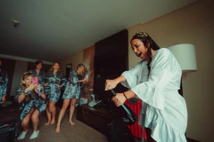 Imagen de Kimono de seda saten de Novia con volados especial para ajuar de boda Blanco Especial Influencer Jus Rolon