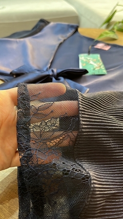 Blusa Corta con Nudo pupera y con Mangas Anchas Campana de Seda Azul Marino - OhMagnoliaKimonos