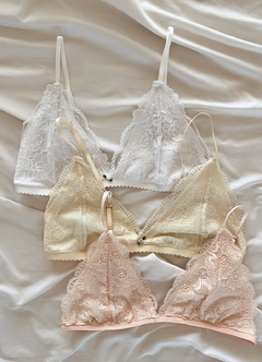 Imagen de Conjunto Corpiño de encaje forrado con bombachita Ideal para usar debajo de kimono: ajuar novias Blanco MODELO 2