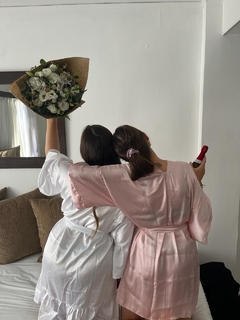 Kimono corto de seda con mangas tradicional Rosa bebe Para estar en casa - OhMagnoliaKimonos