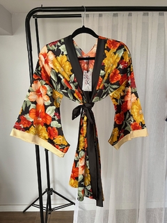Kimono Corto con Mangas Japonesas de Seda Estampado Negro Flores Grandes Beige en internet