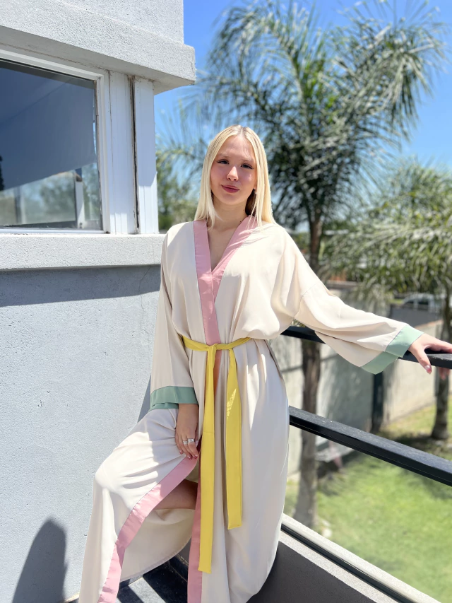 Kimono con Mangas Japonesas de Seda Beige Combinado Clasico Ideal para sentirse Diosa de noche adentro de casa