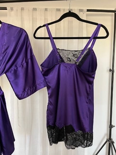 Imagen de Conjunto Bata Kimono Y Camison de Saten Con Puntilla de Encaje Color Violeta con Negro