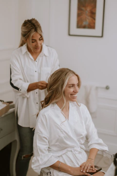 Kimono de seda saten de Novia con volados especial para ajuar de boda Blanco Especial Influencer Jus Rolon - OhMagnoliaKimonos