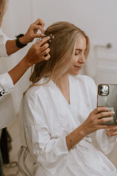 Imagen de Kimono de seda saten de Novia con volados especial para ajuar de boda Blanco Especial Influencer Jus Rolon